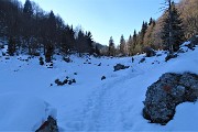 66 In zona d'ombra la neve dura a lungo
